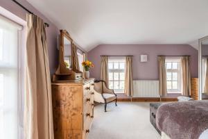 A seating area at Charming Chepstow Home