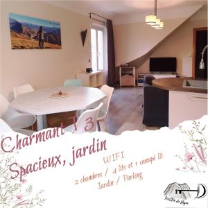 cocina y sala de estar con mesa en Charmant T3 Les Clés de Digne, jardin, rez de chaussée, en Digne-les-Bains