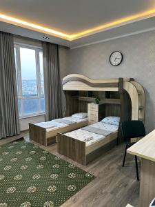 杜尚別的住宿－Ultra Hostel，一间卧室设有两张双层床和墙上的时钟