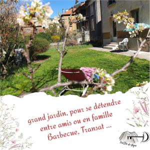 una silla roja sentada en un patio con flores en Charmant T3 Les Clés de Digne, jardin, rez de chaussée, en Digne-les-Bains