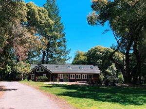 una casa en medio de un patio con árboles en The Land - Luxury Retreat Center In Beautiful Nature - Bay Area Northern California, en Philo
