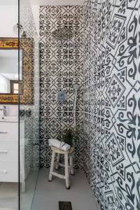 a bathroom with a black and white patterned wall at Apartamento Historico Garaje y WIFI in Sanlúcar de Barrameda +11 photos