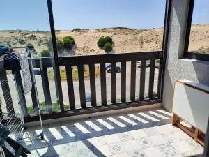 Un balcón con vista al desierto en Joli T2 38 m2 rénové idéalement situé, en Seignosse