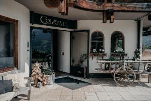 una tienda frente con una bicicleta estacionada fuera de ella en Alpenappartements Cristall, en Ehrwald