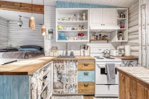 una cucina con mobili bianchi e un piano di lavoro di Le Perché-sur-la-rivière a Joliette