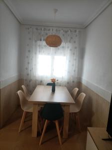 - une table et des chaises dans une chambre avec fenêtre dans l'établissement Mi Casita del Cabo, à Cabo de Gata