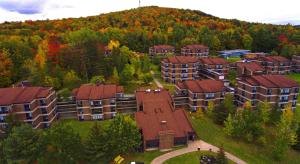 una vista aérea de un complejo de apartamentos con árboles en Au Campus, en Sherbrooke