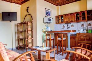 eine Küche mit einer Theke, einem Tisch und Stühlen in der Unterkunft Bello-Oriente-I in Iquitos