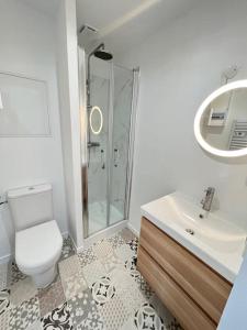 Las Vegas - appartement à Reims في رانس: حمام مع مرحاض ومغسلة ودش