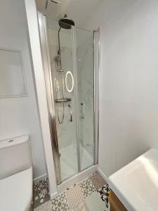 een douchecabine in een badkamer naast een toilet bij Las Vegas - appartement à Reims in Reims