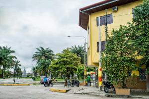 eine Gruppe von Motorrädern, die neben einem gelben Gebäude geparkt werden in der Unterkunft Bello-Oriente-I in Iquitos