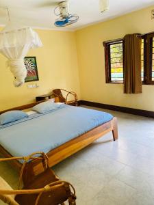 ein Schlafzimmer mit einem großen Bett in einem Zimmer in der Unterkunft Fig Tree Lodge Camp in Mto wa Mbu