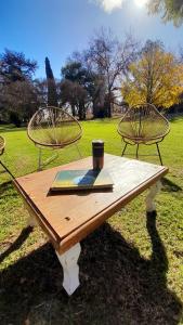 ロボスにあるLa Guarida Lobosの木製のピクニックテーブル(椅子2脚、カップ1杯付)