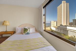 Kama o mga kama sa kuwarto sa Breezy Waikiki Condo 2 Blocks from the Beach & FREE Parking!