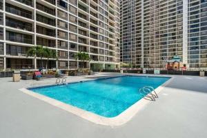 Swimming pool sa o malapit sa Breezy Waikiki Condo 2 Blocks from the Beach & FREE Parking!
