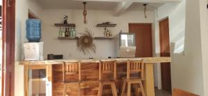 cocina con barra con sillas y encimera en Casa Yoo Bigu Mazunte en Mazunte