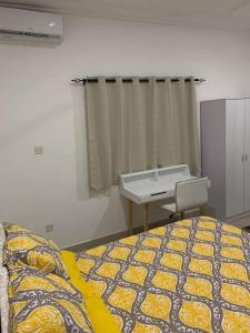 Ένα ή περισσότερα κρεβάτια σε δωμάτιο στο Entire Cozy 2-Bedroom House Plus Free Car Use