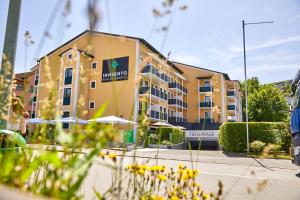 パッサウにあるHotel Innsento - Health Campus Passauの大きな黄色の建物