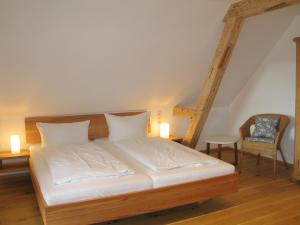 Una cama o camas en una habitación de Pension Tannenheim