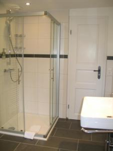 Een badkamer bij Pension Tannenheim