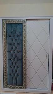 eine Glastür mit Metallrahmen in einem Zimmer in der Unterkunft Grand Hills North Coast in Dawwār ‘Abd Allāh