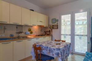 uma cozinha com uma mesa com uma toalha de mesa em Villino Lacona em Capoliveri