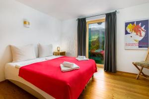 una camera con un letto rosso e una coperta rossa di Chalet Mora-lodge by Alpine Host Helpers a Kitzbühel