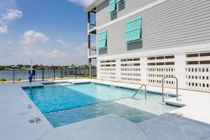 una piscina frente a un edificio en The Meadows, en Pensacola