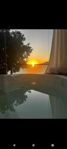 Alba o tramonto visti dall'interno di questo campeggio di lusso o dai dintorni