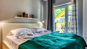 Postel nebo postele na pokoji v ubytování Apartament Malachit Osada Górska z prywatną sauną - 5D Apartamenty
