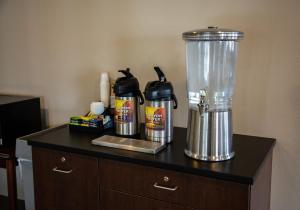 a blender on top of a counter in a room at Lomira Inn and Suites in Lomira