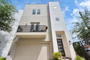 un edificio blanco con balcón en Casa LaBella - Downtown Skyline Views - Sleeps 10 en Houston