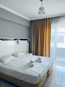 sypialnia z dużym łóżkiem z ręcznikami w obiekcie Infinity Hotel w mieście Kemer