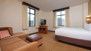 um quarto de hotel com uma cama e um sofá em Hyatt Place Des Moines Downtown em Des Moines