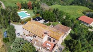 an aerial view of a large house with a swimming pool at Certine Agriturismo in Asciano