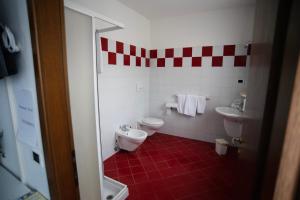 Kylpyhuone majoituspaikassa Albergo Alla Cesa
