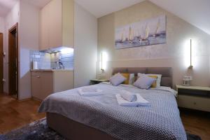 une chambre avec un lit avec deux serviettes dessus dans l'établissement ETA 2 APARTMENT, à Palić 17 autres photos