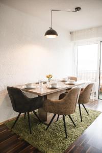 comedor con mesa y sillas en Modernes Apartment mit Top Ausstattung und Kamin im Oberpfälzer Seenland, en Nittenau