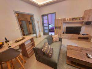 雅典的住宿－Ellis Apartment，客厅配有沙发和桌子