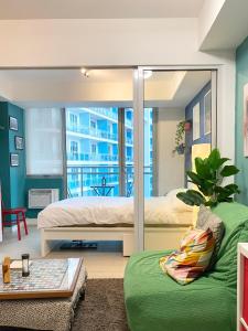1 dormitorio con 1 cama y balcón en Marshall’s Place Azure Staycation, en Manila