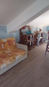 a living room with a couch and a table at Mansarda a Noli e Spotorno in Noli