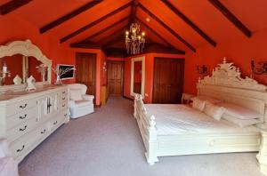 - une grande chambre avec 2 lits et un lustre dans l'établissement Barley View, à Aylmerton