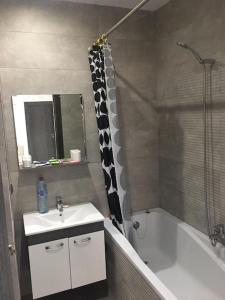 een badkamer met een wastafel, een bad en een douche bij Appartement Sousse Sahloul 4 in Sousse
