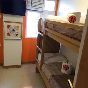 Palanda nebo palandy na pokoji v ubytování Stone House Hotel Pasay