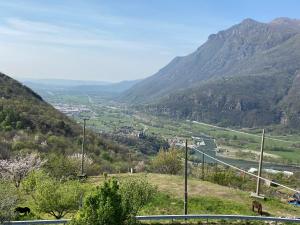- une vue sur la vallée dans les montagnes dans l'établissement Civicocentouno, à Settimo Vittone