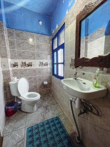 y baño con aseo y lavamanos. en Hostel Aline en Xauen