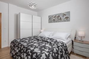 Ένα ή περισσότερα κρεβάτια σε δωμάτιο στο Apartment Flowers