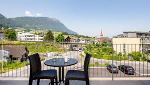 Vista generica sulle montagne o vista sulle montagne dall'interno dell'aparthotel
