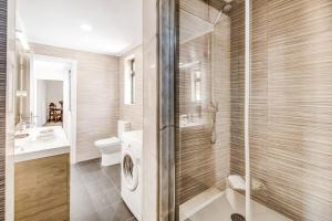 Un baño con ducha, inodoro y lavabo. en Ap. Vila Oeiras 5m a pé da praia, en Oeiras 20 fotos más
