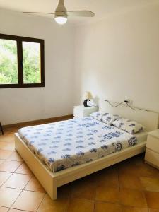 Postel nebo postele na pokoji v ubytování Chalet Font de Sa Cala
